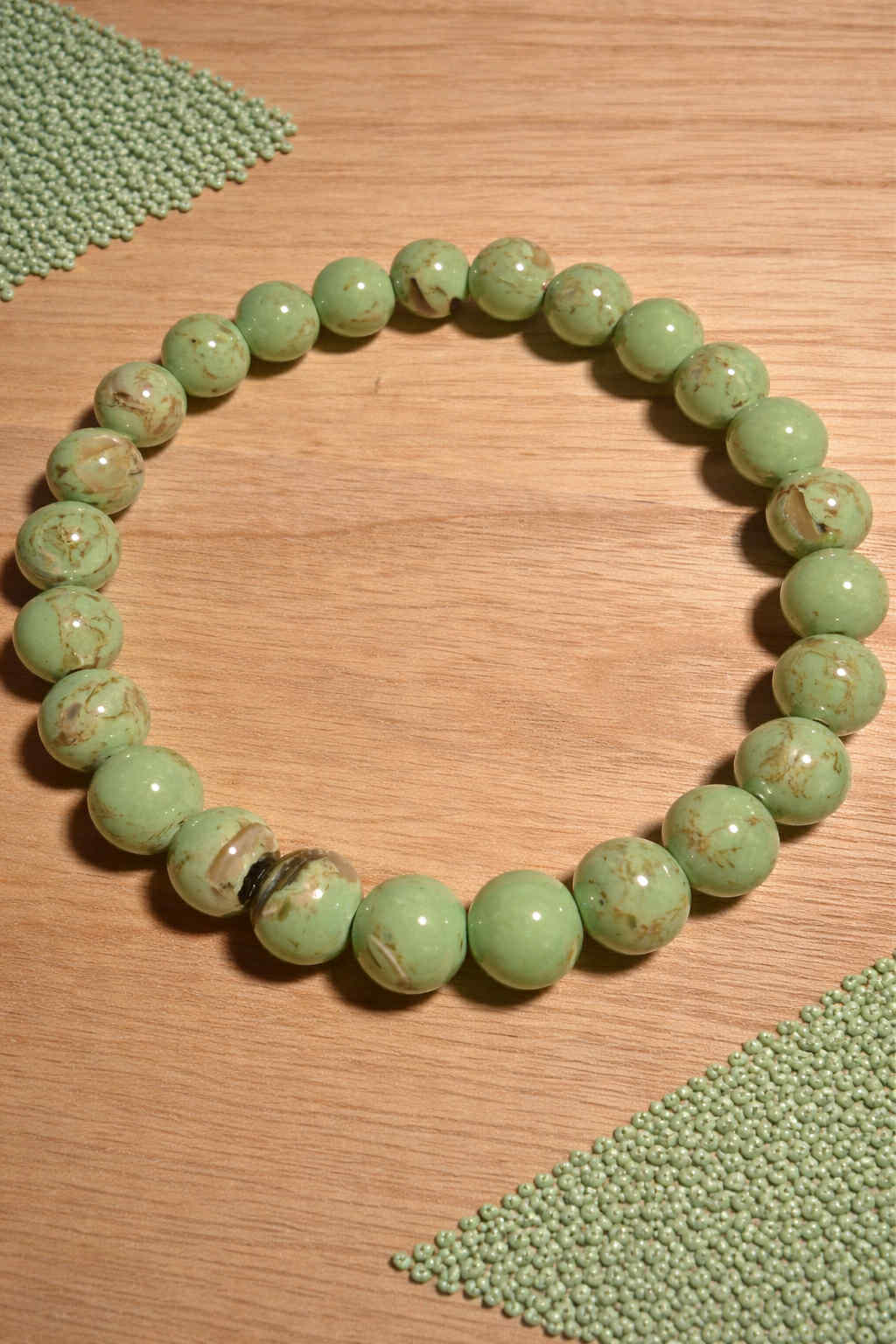 Bransoletka z kamieni syntetycznych